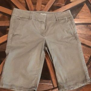 Ann Taylor Loft size 8 Army green Bermuda shorts
